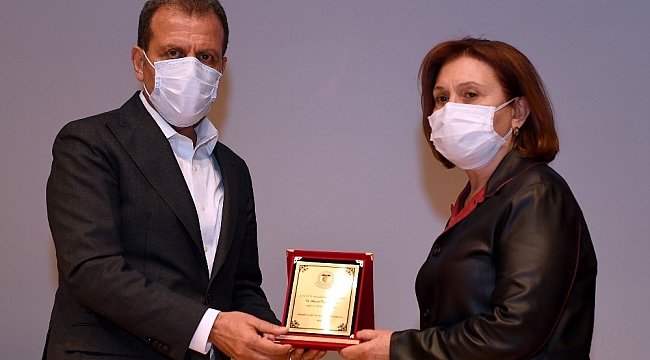 Sağlık çalışanlarından Başkan Seçer plaket