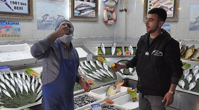 Sağlıklı diye çiğ balığın üzerini limonu sıkıp yiyor