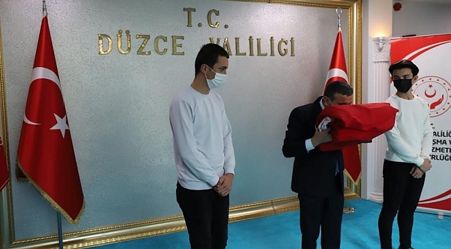 Sakarya'dan teslim alınan Bayrak Bolu'ya uğurlandı