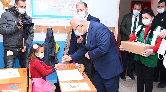 Salihli'de 27 bin öğrenciye maske ve dezenfektan desteği