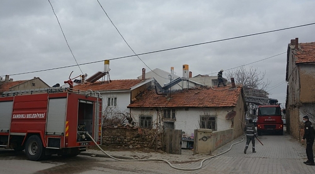 Sandıklı'da tek katlı ahşap ev kül oldu