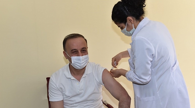 Şanlıurfa Valisi Erin ikinci doz aşıyı da yaptırdı