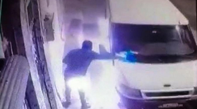 Şanlıurfa'da minibüsün kundaklanma anı kamerada