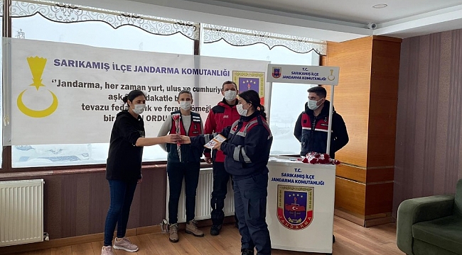 Sarıkamış'ta jandarma kadınlara karanfil dağıttı