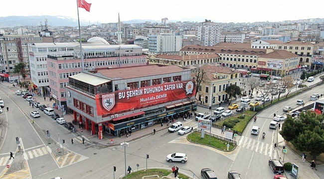 Şehir kırmızı-beyaz bayraklarla süslendi