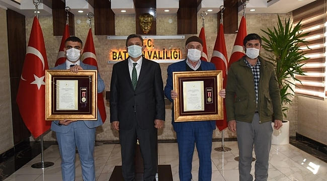 Şehit babası ve gaziye Devlet Övünç Madalyası verildi