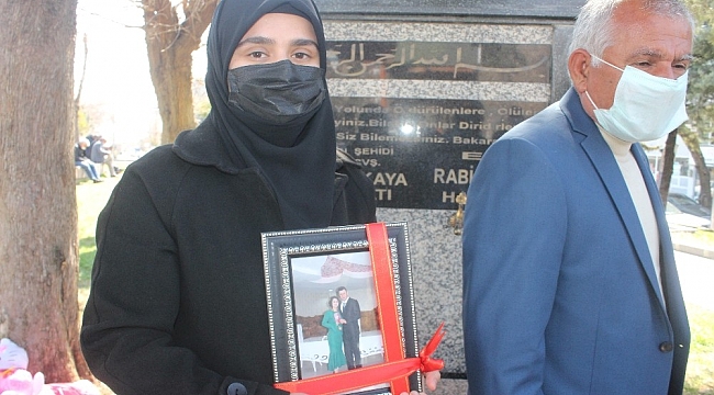 Şehit eşinin adına çeşme yaptıran eşe anlamlı fotoğraf