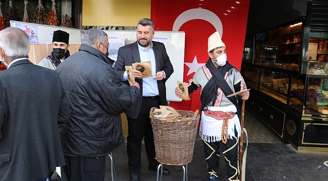 Şehitler anısına Maraş çöreği ikramı