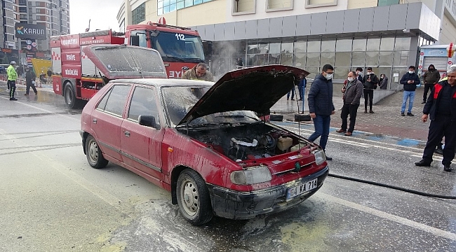 Seyir halindeki araç alev alev yandı