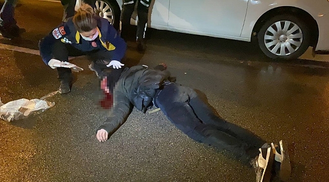 Seyir halindeki aracın önüne atlayan genç ağır yaralandı