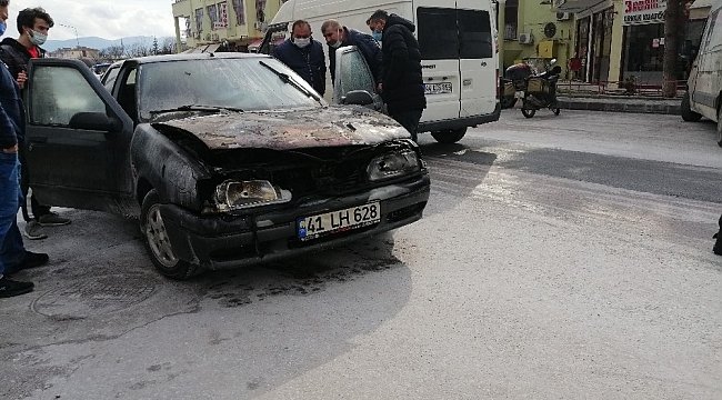 Seyir halindeki otomobil alev alev yandı