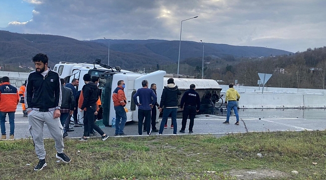 Sıcak asfalt yüklü tır devrildi: 1 yaralı