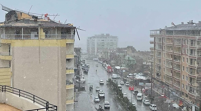 Şiddetli rüzgarda 7 katlı binanın çatısı uçtu