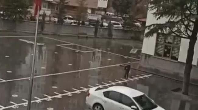 Şiddetli yağmura rağmen tek başına İstiklal Marşı okudu