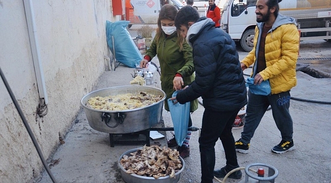 Sınırın sıfır noktasında kazanlar sokak hayvanları için kaynadı
