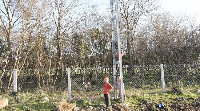 Sinop'ta yüksek gerilim hattı direğinde çocukların tehlikeli oyunu