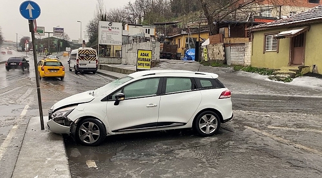 Şişli'de kayan aracın refüje çarpması kamerada