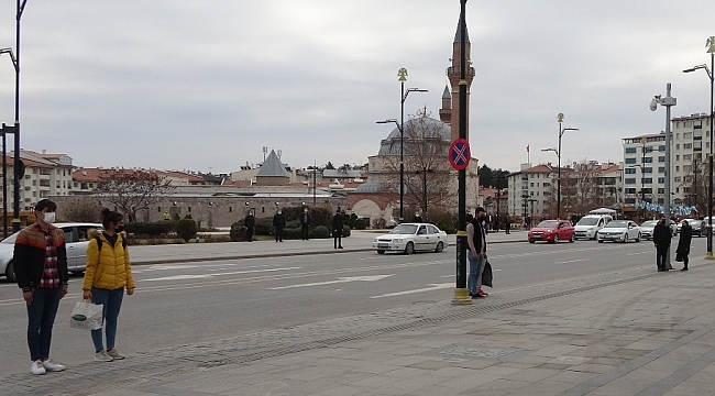 Sivas'ta İstiklal Marşı okunurken hayat durdu