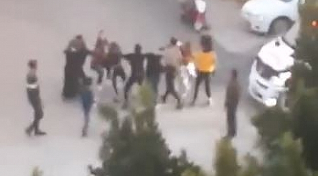 Sokağa çıkma kısıtlamasında saç saça baş başa yumruklu kavga