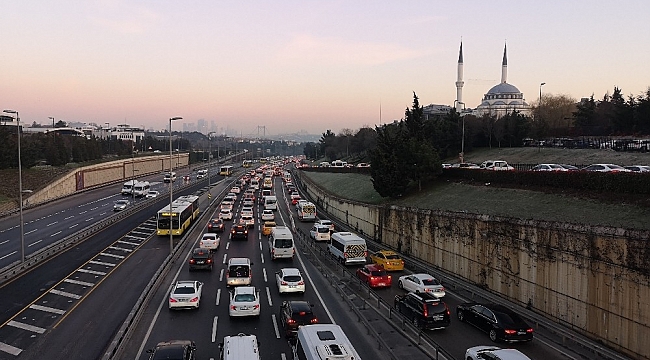 Sokağa çıkma kısıtlamasının ardından İstanbul'da trafik yoğunluğu