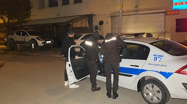 Sokak arasında sürekli yürüyüş yapan gençten ruhsatsız tabanca çıktı