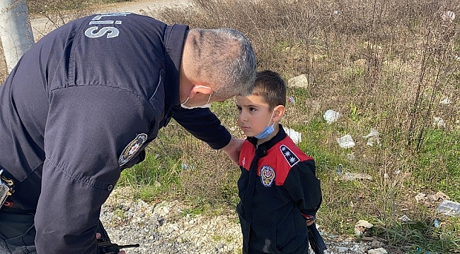 Sokakta olay olduğunu sanan minik, polis kıyafeti ile sokağa çıktı