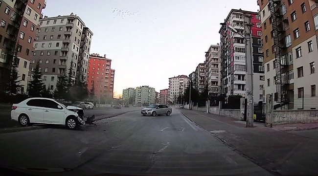 Sokaktan çıkan otomobilin caddedeki otomobile çarpma anı kamerada