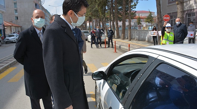 Şuhut'ta yaya geçitlerinde 'kırmızı çizgimizi çekiyoruz' etkinliği
