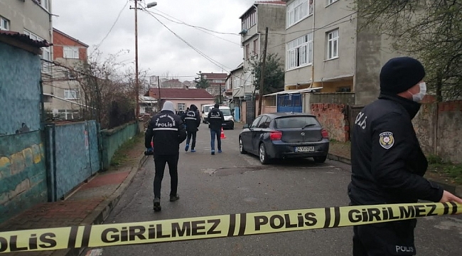 Sultanbeyli'de biri kadın 2 kardeş sokak ortasında silahla vuruldu. Kadın olay yerinde hayatını kaybetti.