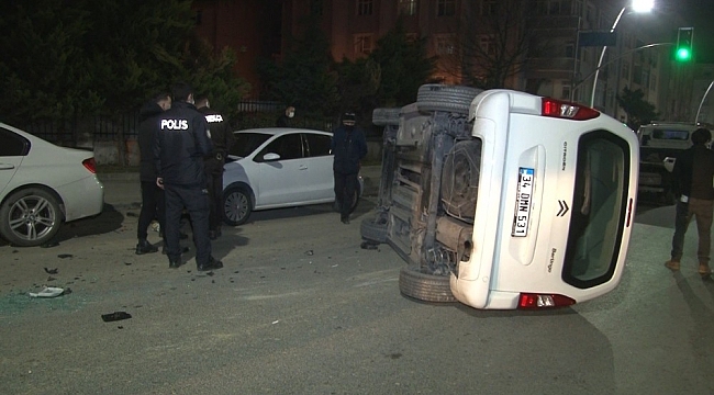 Sultangazi'de kontrolden çıkan ticari araç, otomobillere çarparak yan yattı