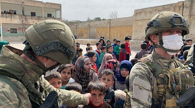 Suriyeli çocukların yüzünü güldürdüler
