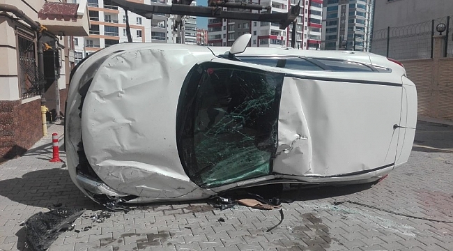 Sürücü pedalları karıştırınca araç 8 metrelik otopark duvarından uçtu