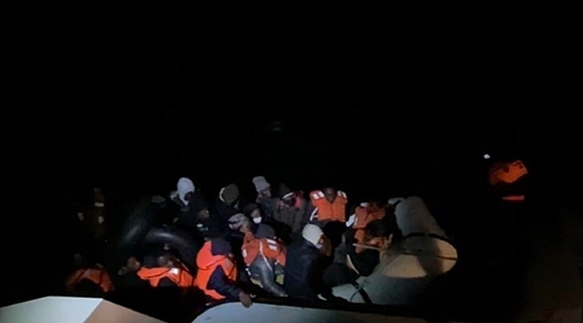 Sürüklenen lastik bottaki 34 düzensiz göçmen kurtarıldı