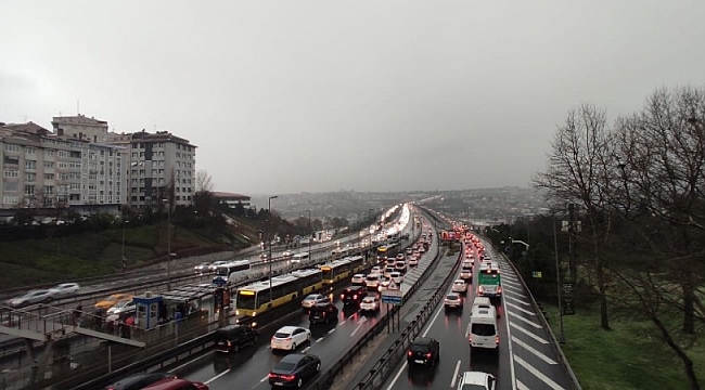 Taksim'de kar yağışı etkili oluyor