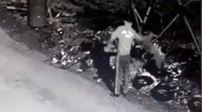 Tanınmamak için maske takan hırsız, maskeyi çöpe atarken kameralara yakalandı