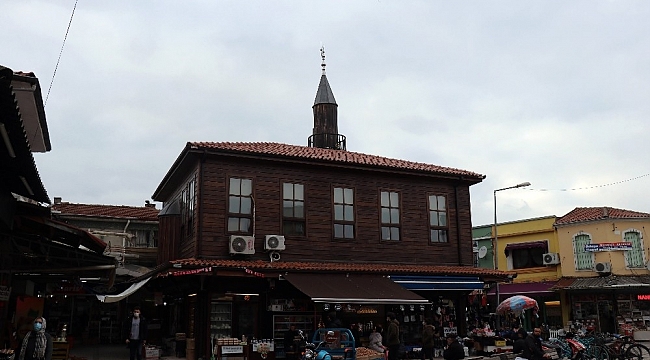 Tarihi çarşı içerisindeki 270 yıllık cami