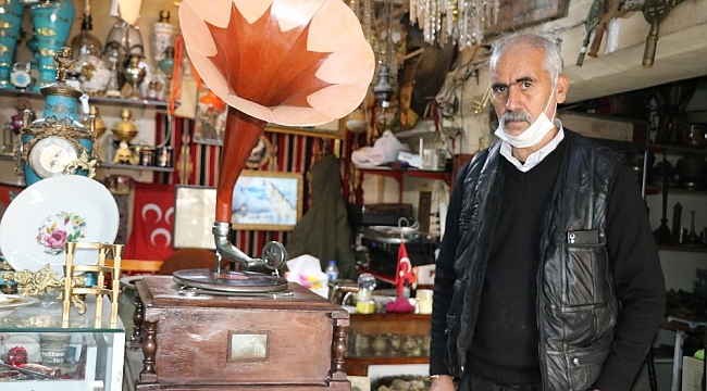 Tarihi gramofonlar antikacıların baş köşesini süslüyor