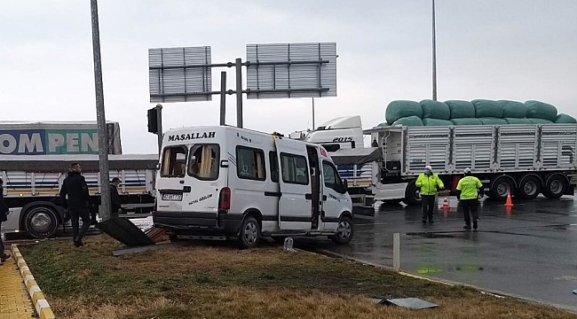 Tarım işçilerini taşıyan minibüs ile tır çarpıştı: 8 yaralı