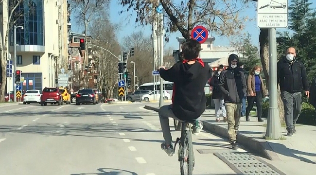 Tek teker üzerinde trafiği tehlikeye attı