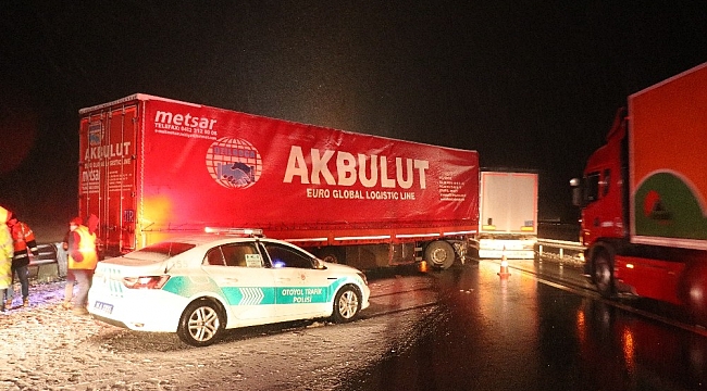 TEM'de, bariyerlere çarpan tırın sürücüsü aracın ön camından yola fırladı