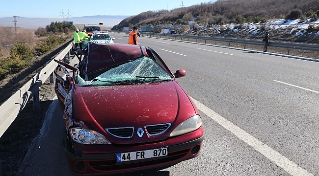 TEM'de tıra çarpan otomobil hurdaya döndü: 1 yaralı