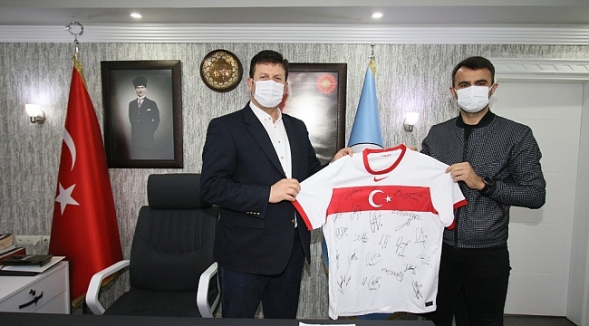 TFF hakemlerinden Başkan Soykan'a anlamlı hediye