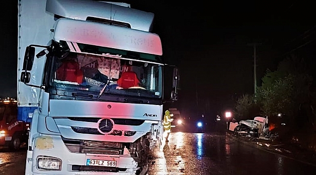 Tır ile otomobil kafa kafaya çarpıştı: 1 ölü
