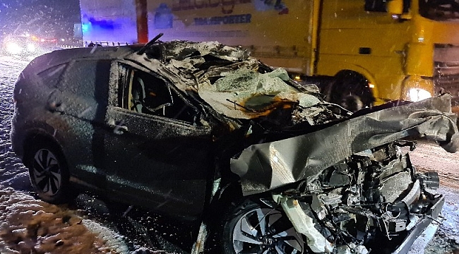 Tıra arkadan çarpan otomobilin sürücüsü ölümden döndü