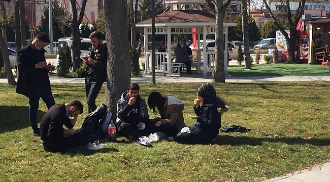 Tokat'ta güneşli hava pandemi önlemlerini unutturdu