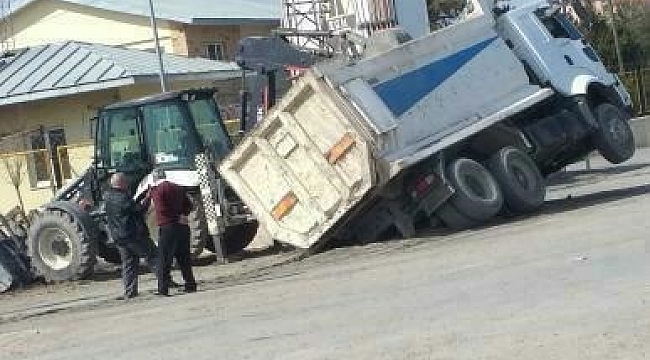 Toprağa saplanan kamyon yan yattı