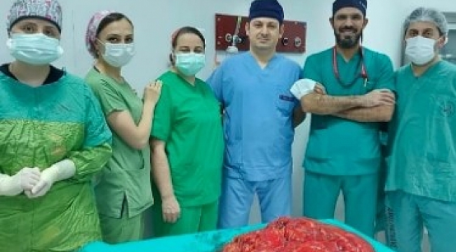Trabzon'da ameliyata alınan hastanın karnından 21 kiloluk tümör çıkartıldı