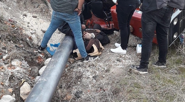 Traktörüyle kaza yaptı, yoldan geçen sağlık görevlileri hayatını kurtardı
