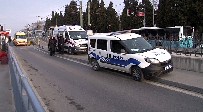 Tramvay durağında "Ayağıma bastın" deyip bıçakladı