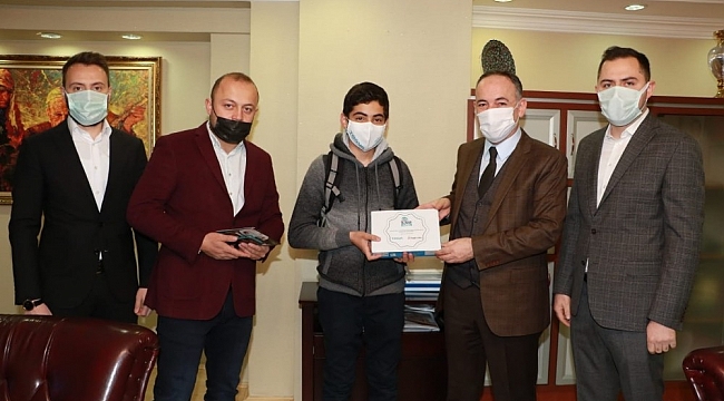TÜGVA'nın yarışmasında dereye giren öğrenci ödülünü Başkan Saygılı'dan aldı